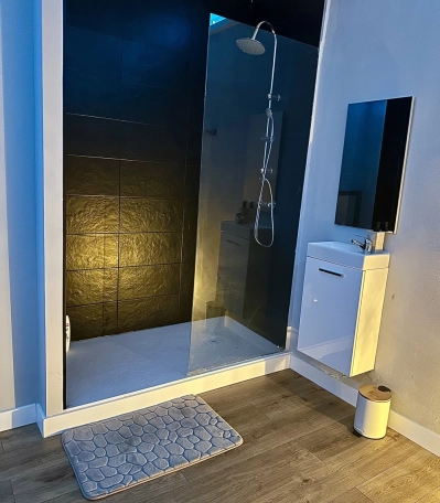 Fotografía de una de las salas con ducha para disfrutar de un servicio de ducha erótica