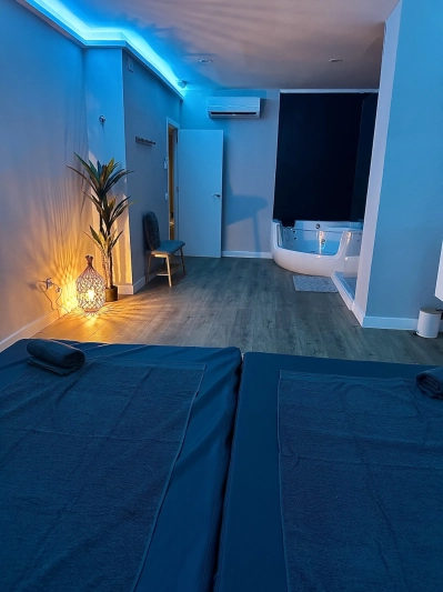 Fotografía de una de las salas donde se realizan los masajes eróticos con un Jacuzzi